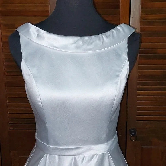 White 1950s Style Satin A-Line Tea Length Wedding Dress and Bow Veil Sz 6 - Picture 7 of 17